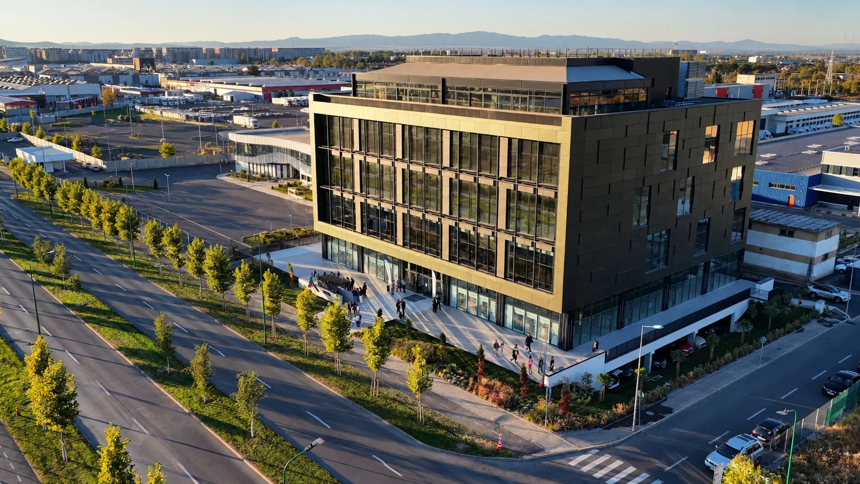 Clădirea Inventa Club la golden hour, cu oameni adunați la intrare