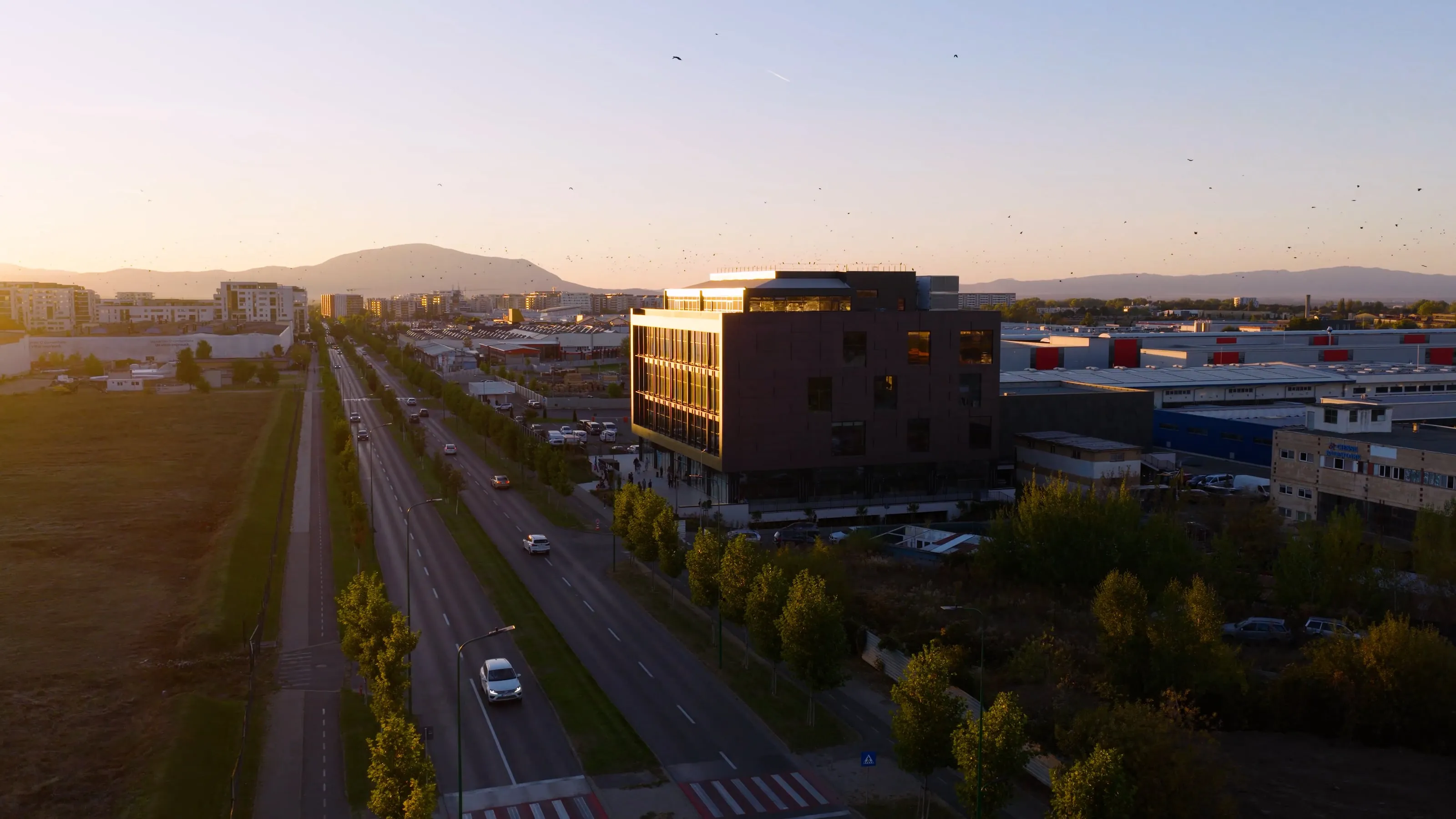Clădirea Inventa Club din zona Tractorul, cu Tâmpa în fundal