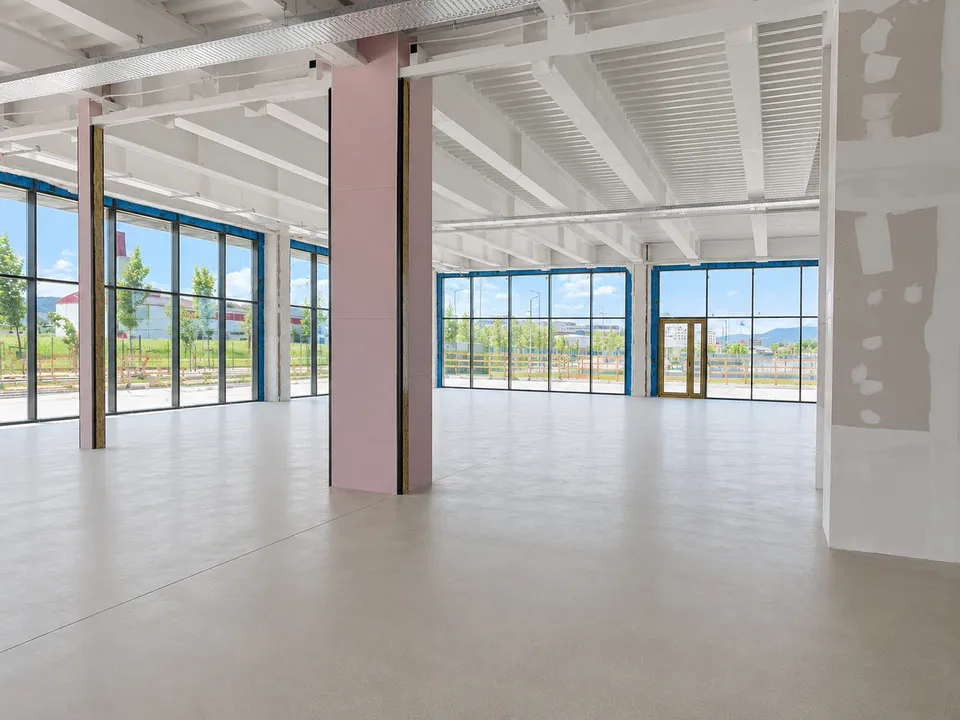 Spațiu comercial deschis, cu ferestre panoramice și tavan înalt
